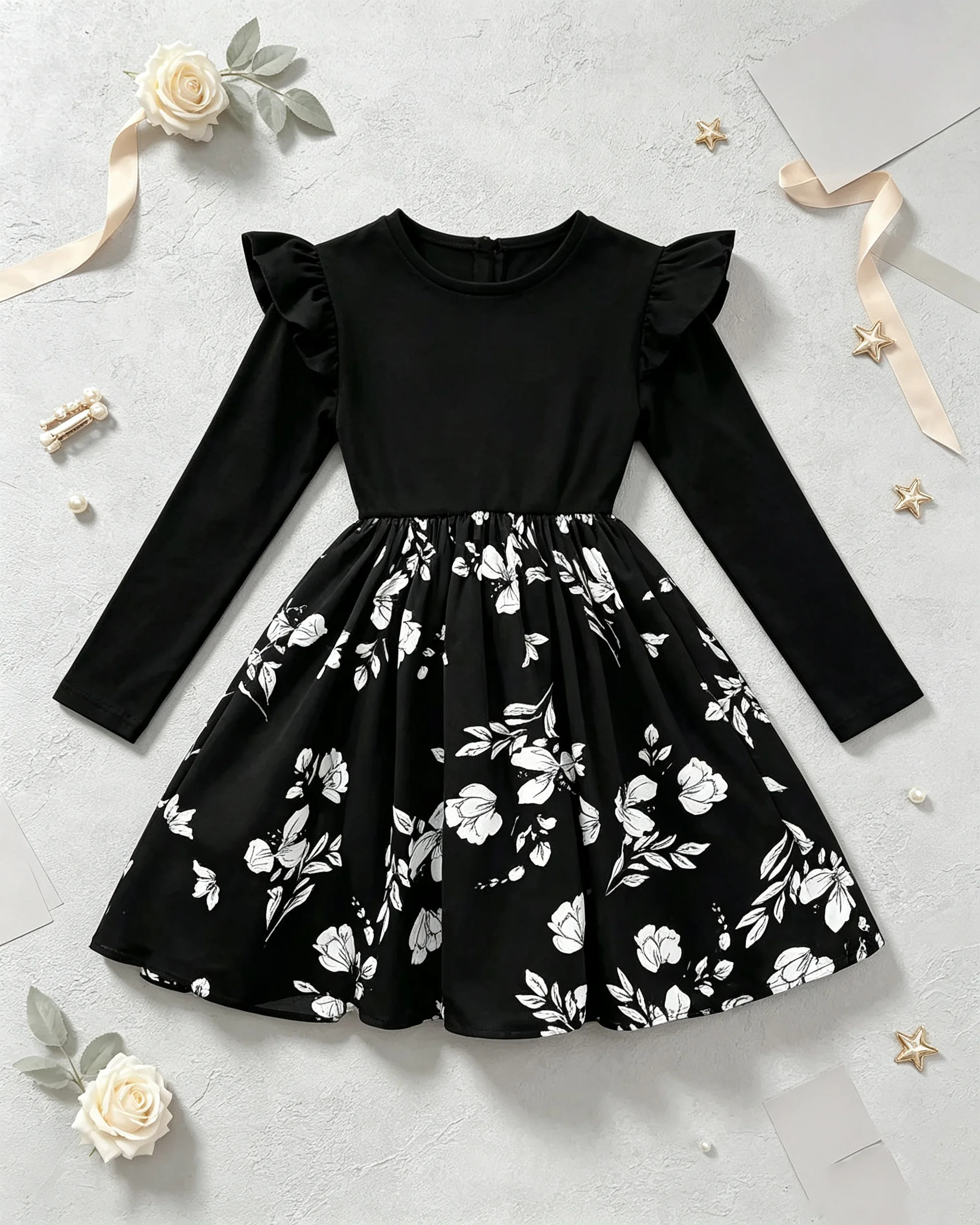 Lässiges, langärmeliges, rundhalsiges Blumenkleid für Mädchen, elegant in Schwarz mit weißem Blumenmuster, beliebter Stil. – Detail 2