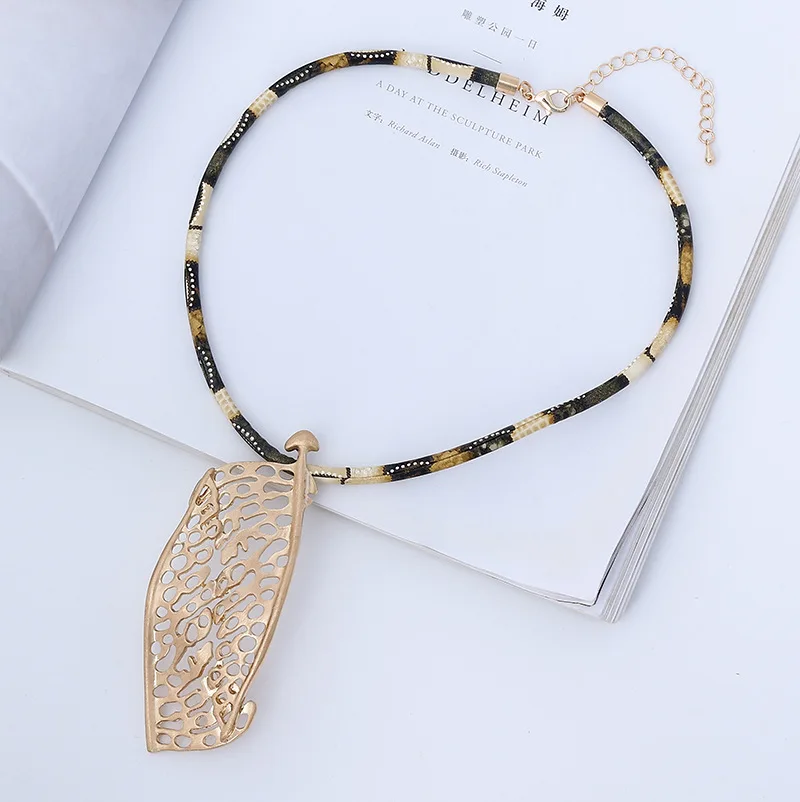 Foreign trade new necklace European and American retro personalized hollow necklace women's metal short necklace wholesal