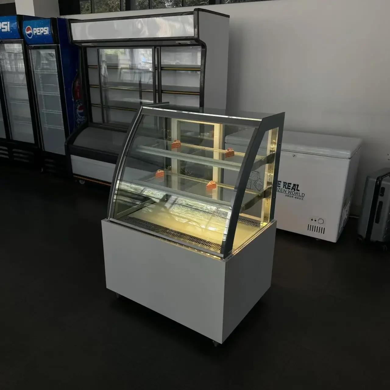 Efficient Cake Display Cabinet for Freshness and Energy Saving