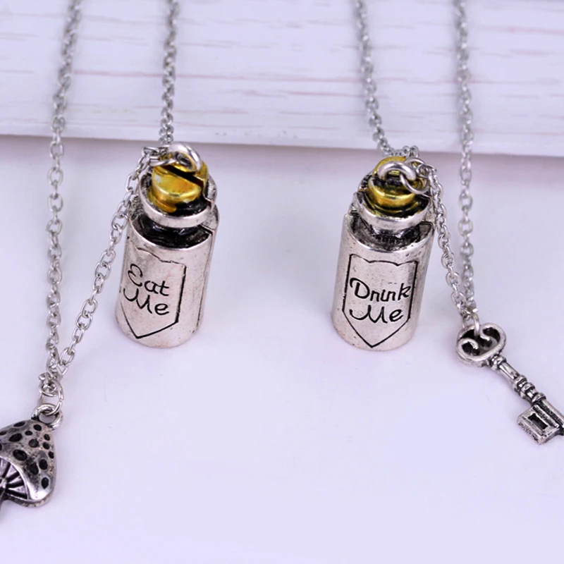 Vintage Charm Alice In Wonderland Torque The Album\'s Title Eat Me Drink Me Charm Pendant Alloy Bottle Pendant Necklace