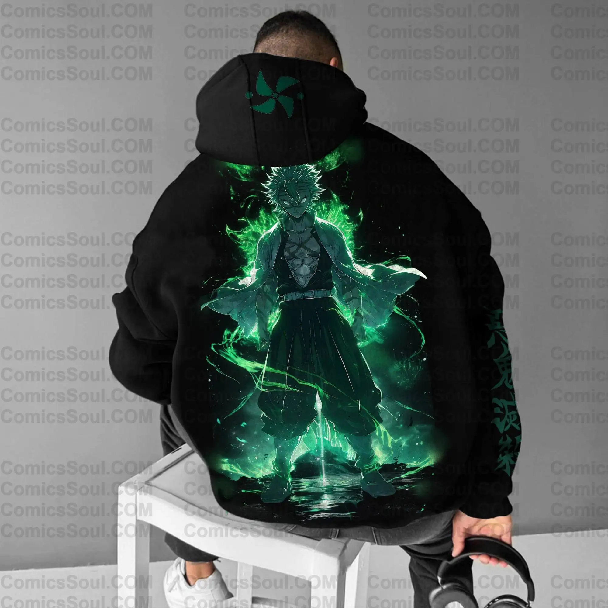 Conjunto de moletom com capuz Demon Slayer preto com brilho verde, estampa traseira, logotipo geométrico no peito, padrão de manga Kimetsu No Yaiba