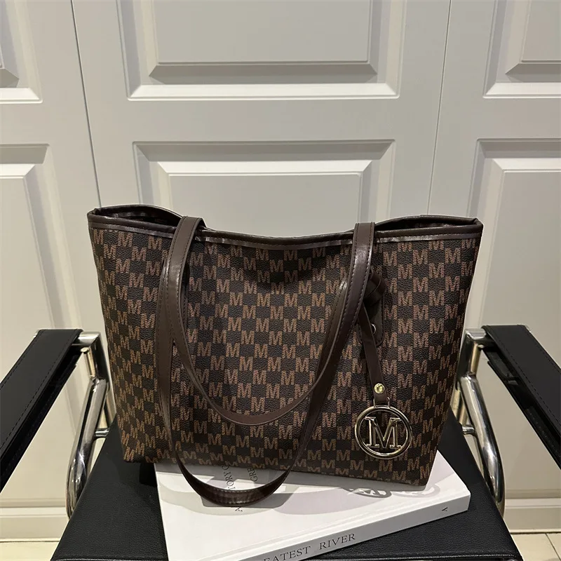 2025 حقيبة نسائية جديدة ذات سعة كبيرة M تحقق نمط متعدد الاستخدامات تصميم صغير حقيبة كتف للركاب #1