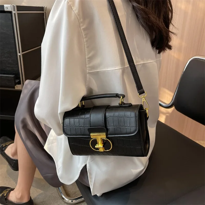 

2025 New Women's Versatile Messenger Bag - High-End Snakeskin Pattern Portable Dumpling Bag