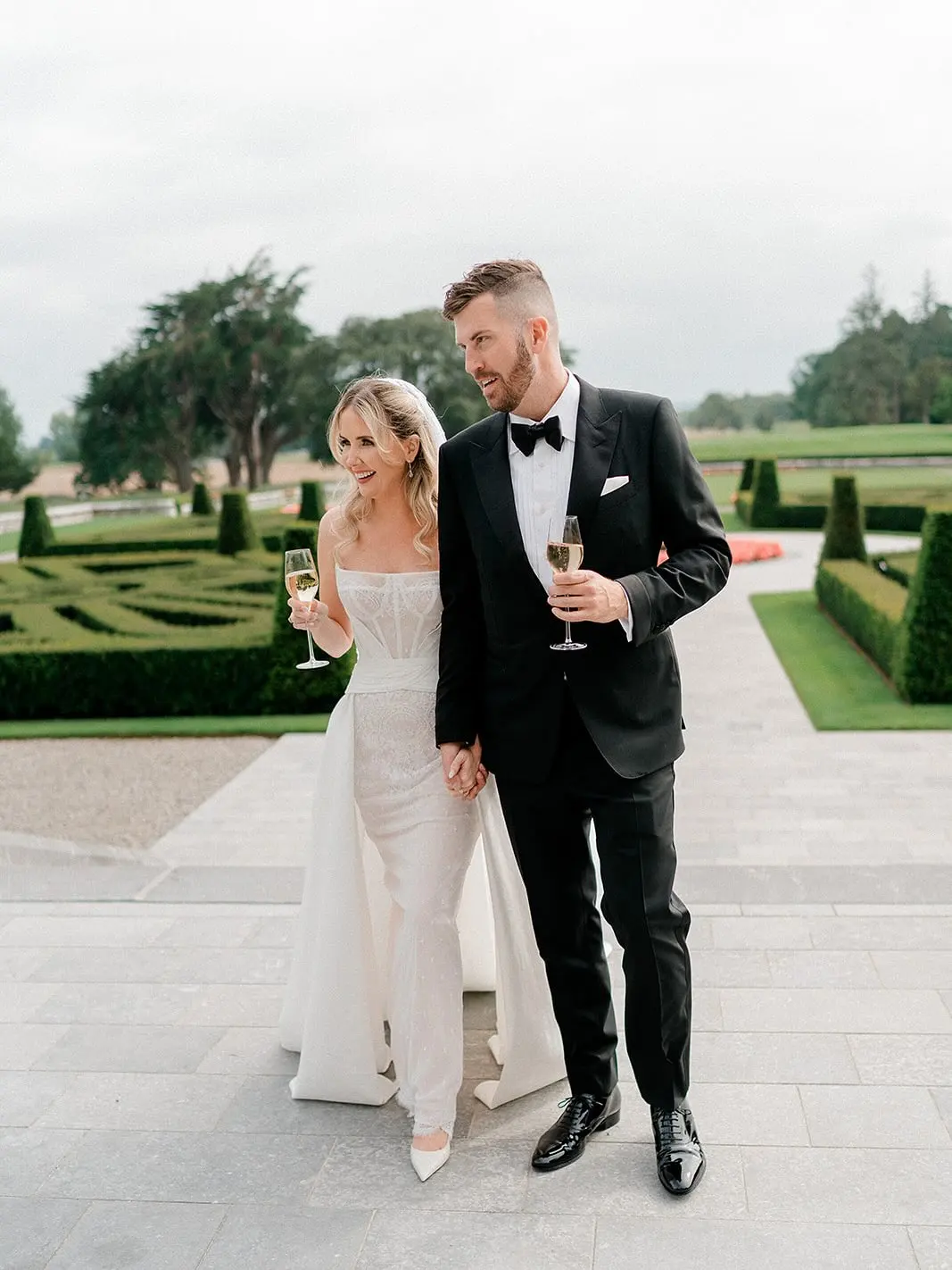 우아한 끈이 없는 레이스 웨딩 드레스 현대 메쉬 아플리케 긴 신부 드레스 패션 민소매 튤 파티 파티 가운