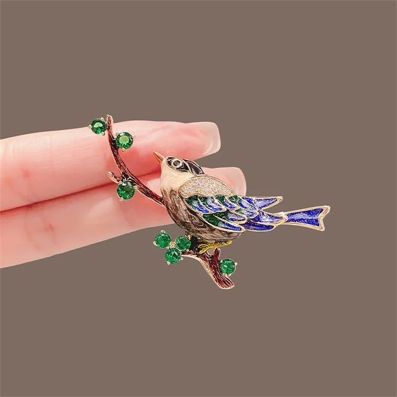 

Fashion Enamel Magpie Bird Brooches for Women Men Cute Flower Plant Jewelry Rhinestone Shirt Dress Hat Gifts Accessories