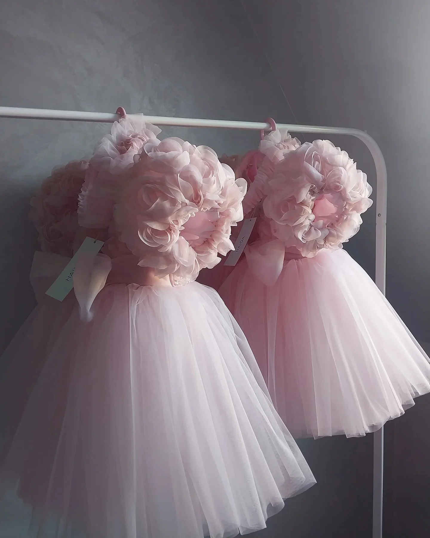 فساتين جميلة لفتاة الزهور لحفلات الزفاف مخصصة بأكمام قصيرة مطرزة بالخرز من التول منتفخ للأطفال فستان التواصل الأول لأعياد الميلاد