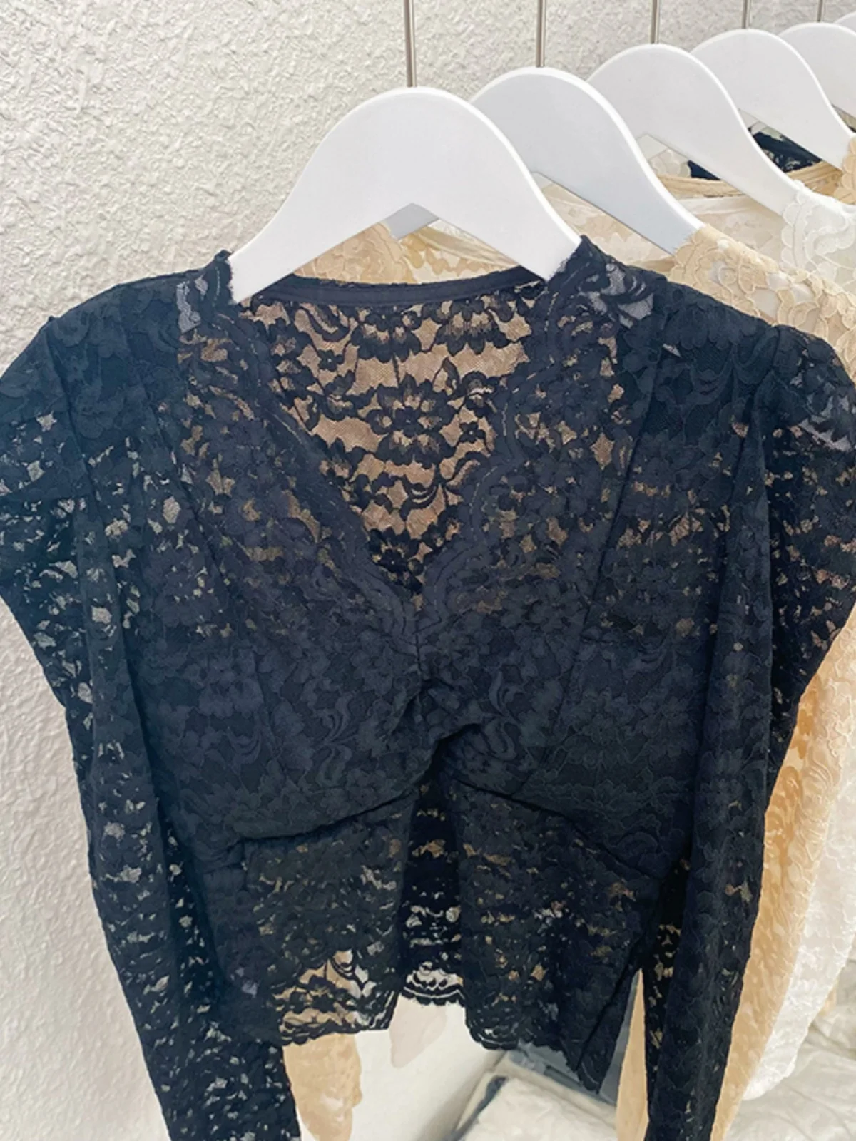 

Sexy ort Lace Base irt Women Early Spring Pure Desire Sweet And Spicy Girl Bubble Sve V Ne Padded oulder Top Inner...