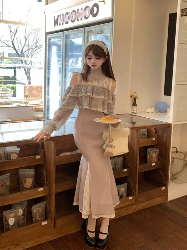 Sanftes hellviolettes Spitzen-Patchwork-langes Kleid mit Schleife, schmaler Passform und anmutigen Ärmeln