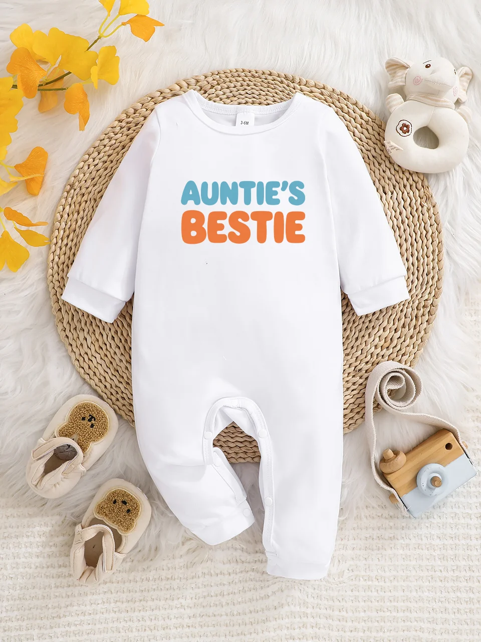 

A baby long-sleeved onesie with interesting letter prints. It features a buttoned design for easy putting on and taking off, and