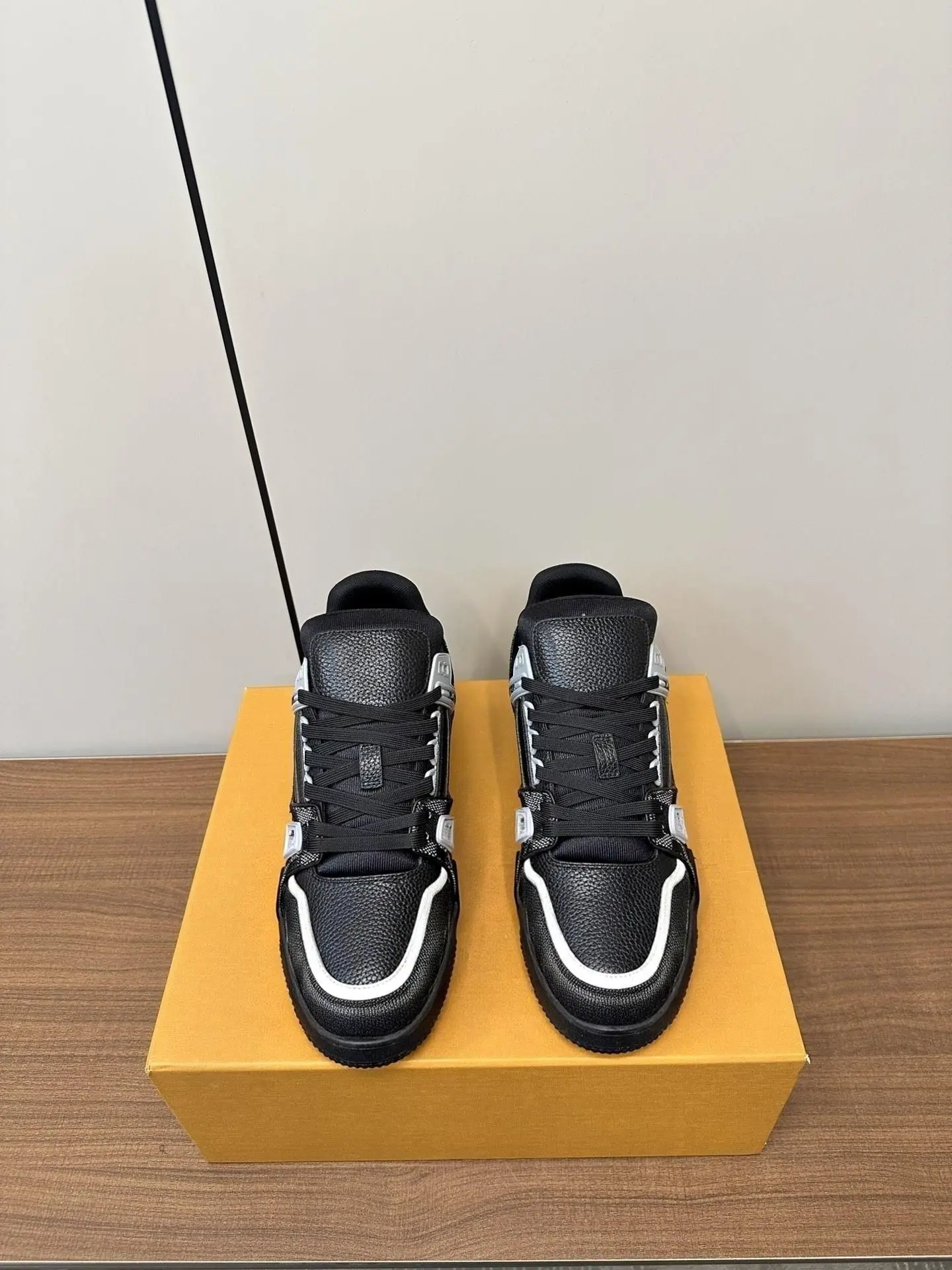 Unisex Black Silver Color Block Skate Sneakers Faux Leather Splicing Metal Buckle Decor Lace Up Flat Street Shoes