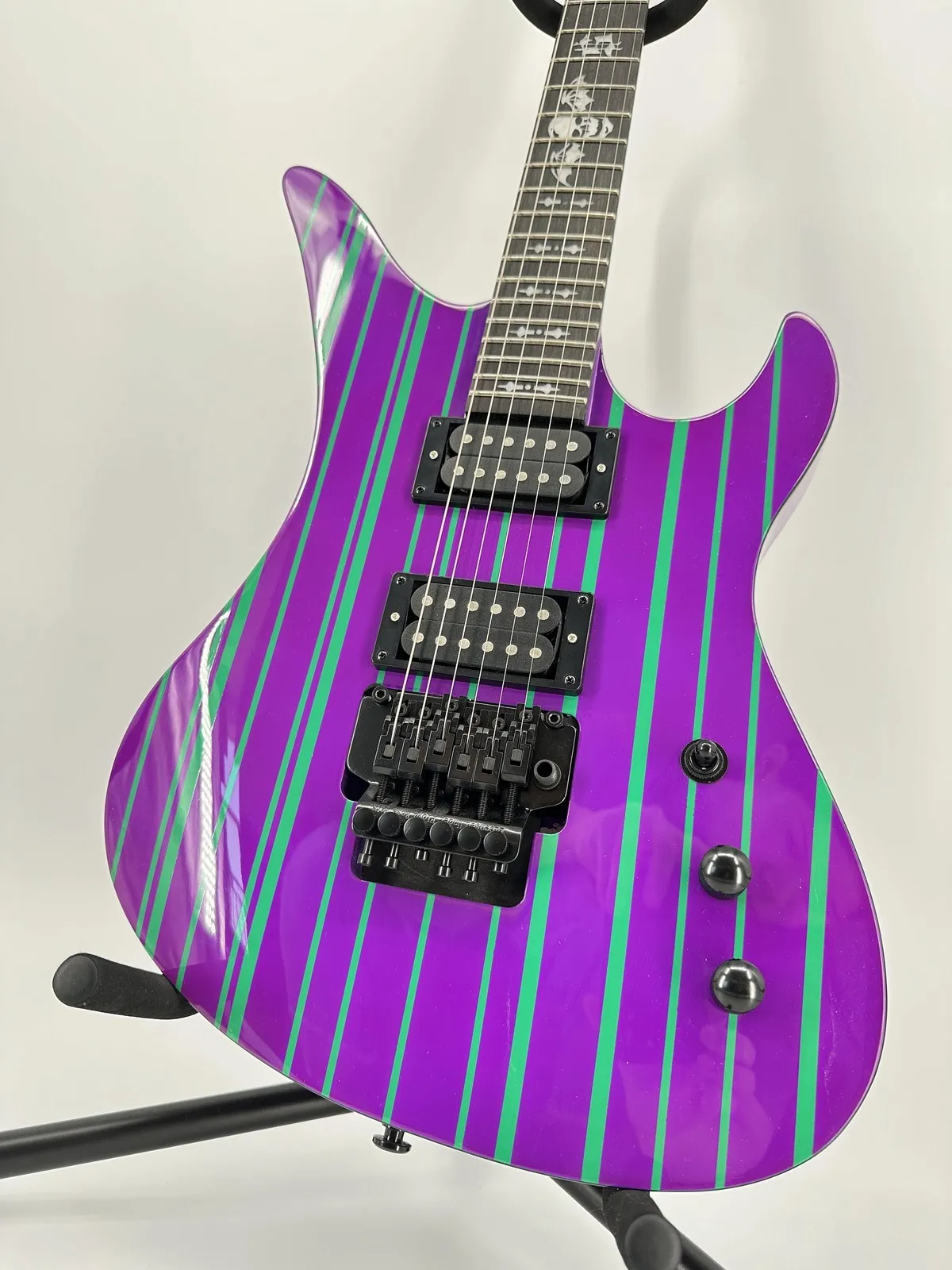 

Гитара с головой быка 2025 года и полосатым дизайном Floyd Rose Tremolo