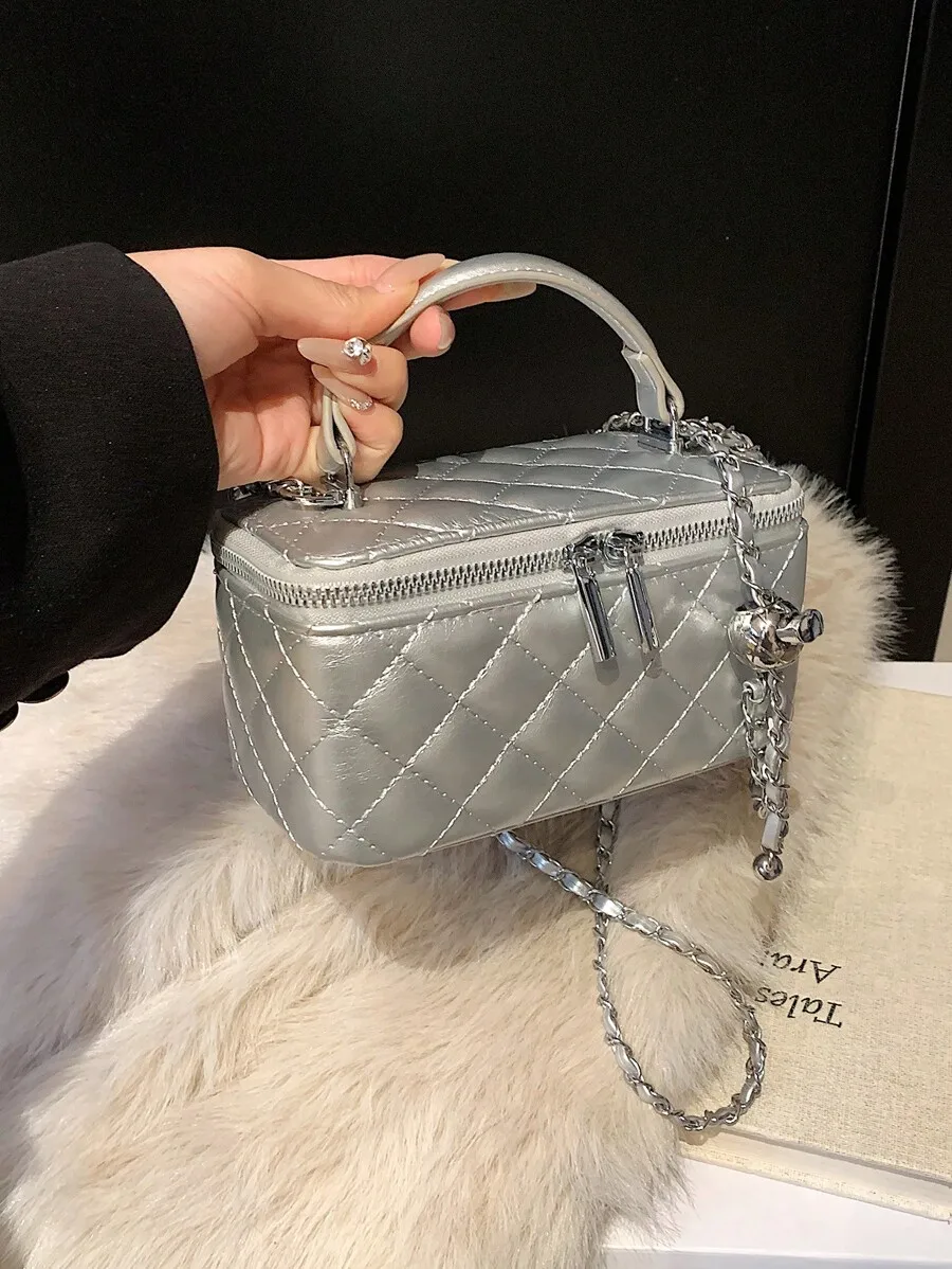 

Серебристая стеганая квадратная сумка с верхней ручкой, цепочкой-ремешком и застежкой-молнией