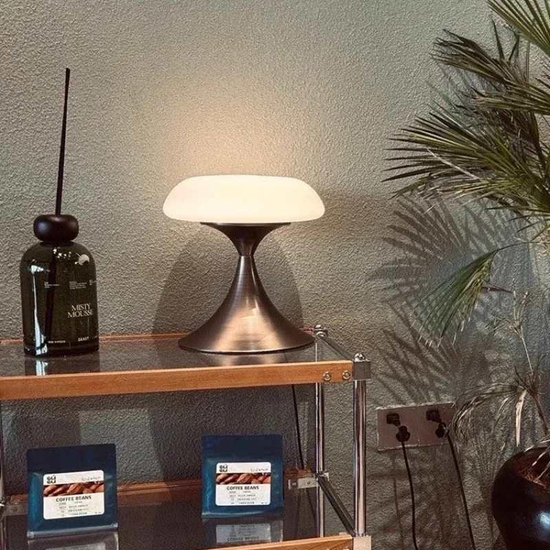 ما بعد الحداثة مصمم مصابيح أرضية حديدية بريق معدني دراسة الزجاج عاكس الضوء مكتب غرفة نوم السرير LED القراءة ليلة الجدول الخفيفة #1
