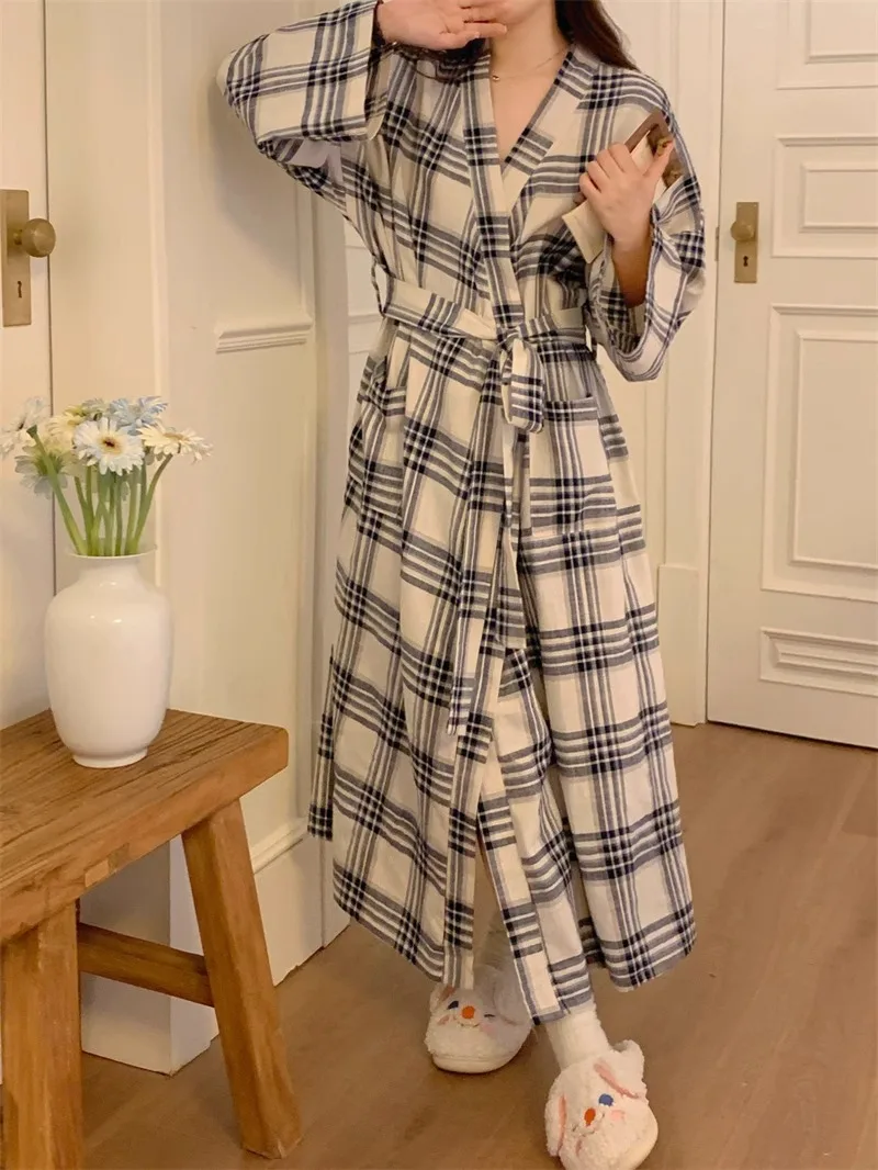 Neu eingetroffen: Damen-Nachthemd: Minimalistischer Bademantel für Frühling/Herbst – Langer, lockerer Kimono im Instagram-inspirierten Homewear-Stil – Detail 2
