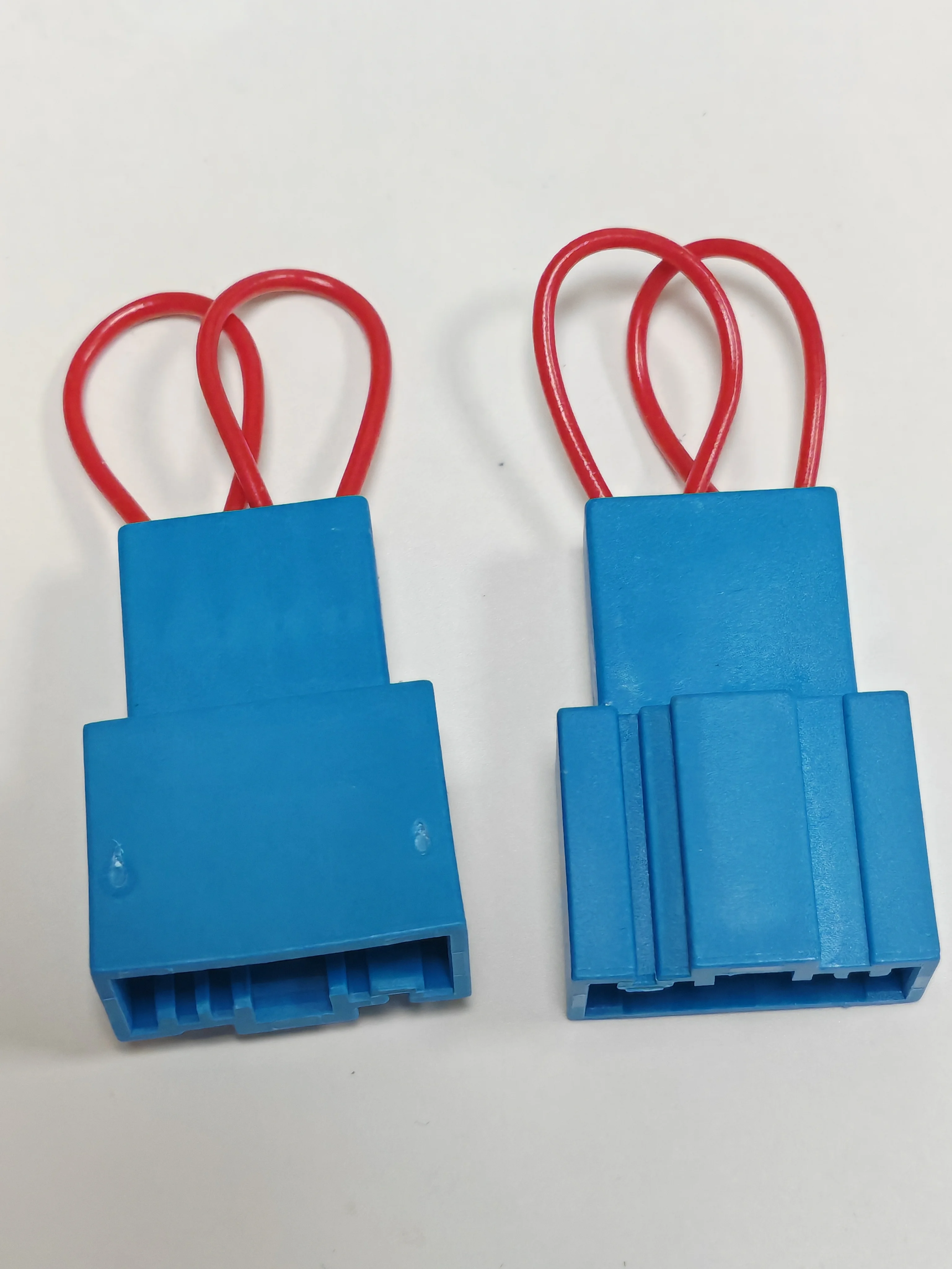 

B MW speaker cable bass adapter solves the problem of the speaker not sounding after B MW modified audio system