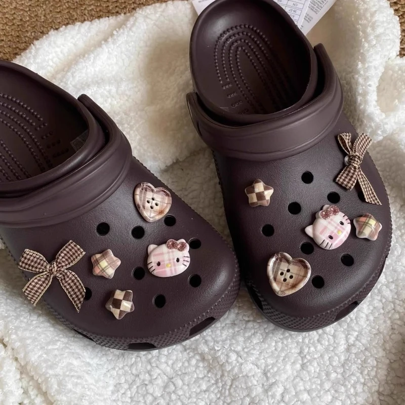 Mesuca Plaid Kt Cat & Bow Charm Schuhe Zubehör Sternknopf Gartenschuhe Clogs Sandalen DIY Dekoration Geburtstag Party Geschenk
