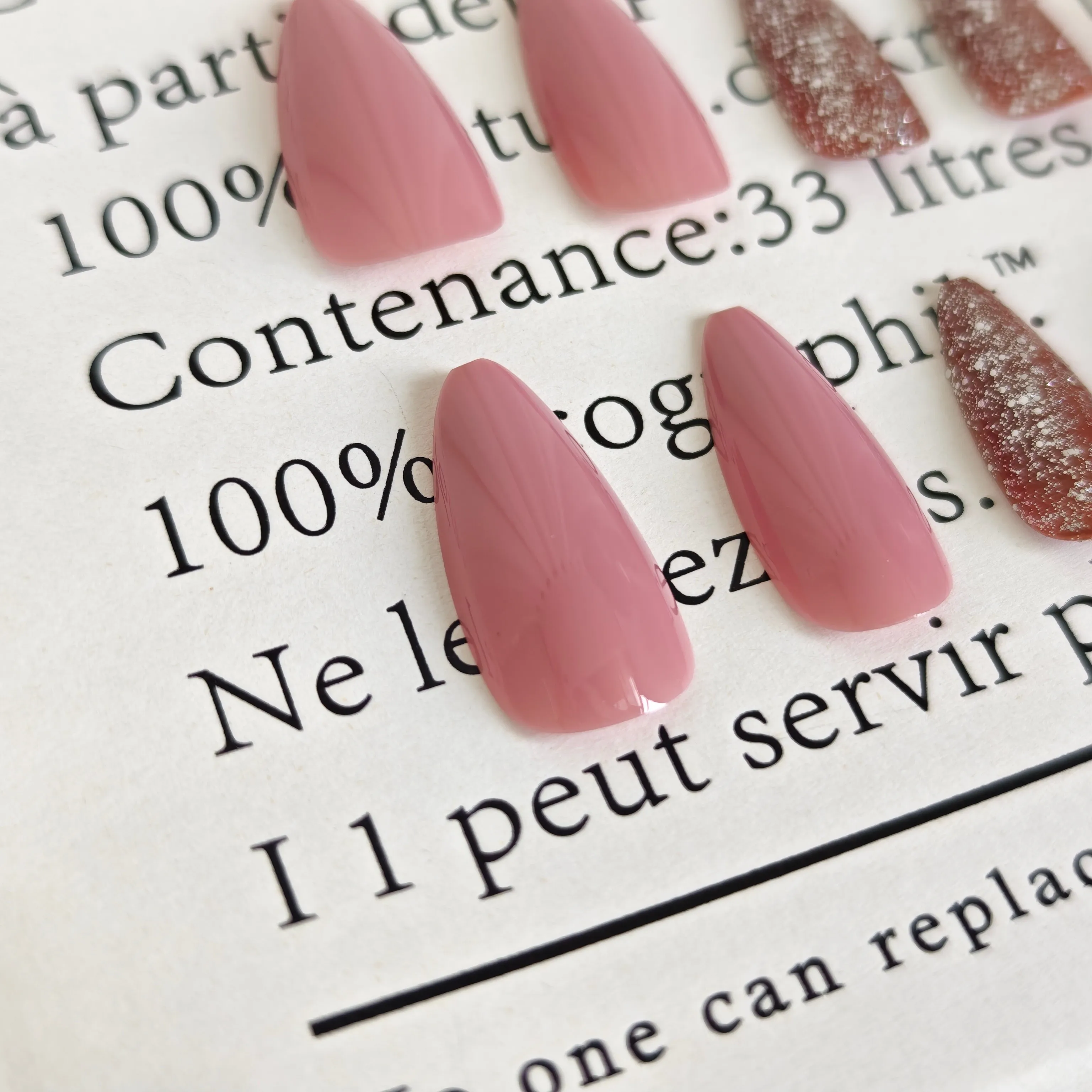 เล็บปลอมแบบกดติดสีแดงเข้มด้าน 24 ชิ้น พร้อมกลิตเตอร์สีอบเชย รูปทรงอัลมอนด์ยาว และอุปกรณ์ติดเล็บ