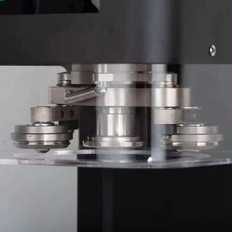 Máquina semiautomática de sellado de latas de plástico.