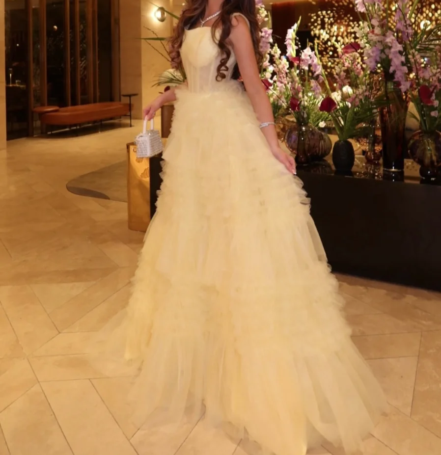 فستان سهرة أصفر فاخر من التول للحفلات بدون حمالات ورباط خلفي للحفلات سويب تراين