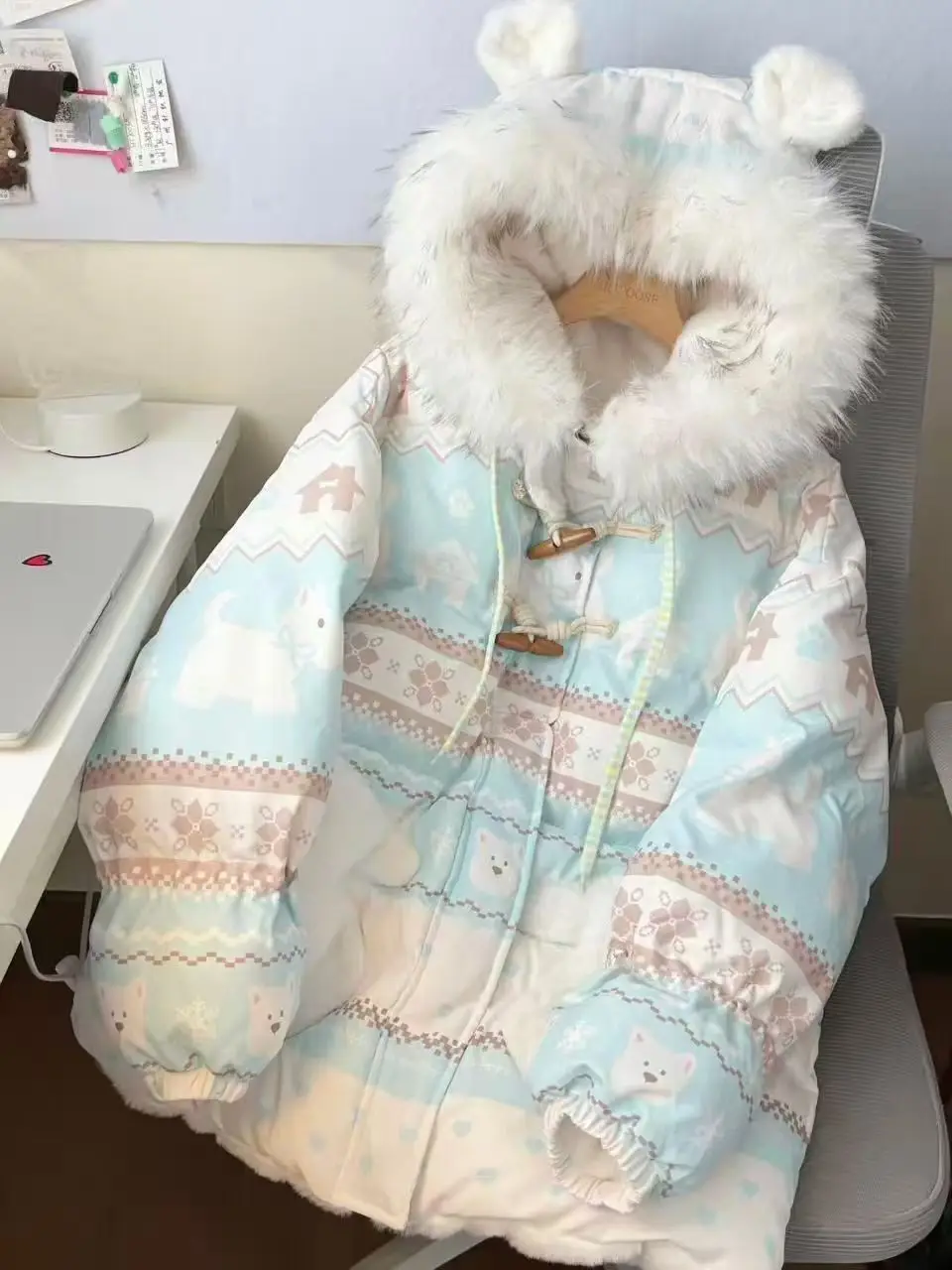 

Женская зимняя куртка-парка с эффектом пуховика, цвета шампань, с отложным воротником, металлическим декором, съемными элементами, круглым вырезом и хлопковой подкладкой