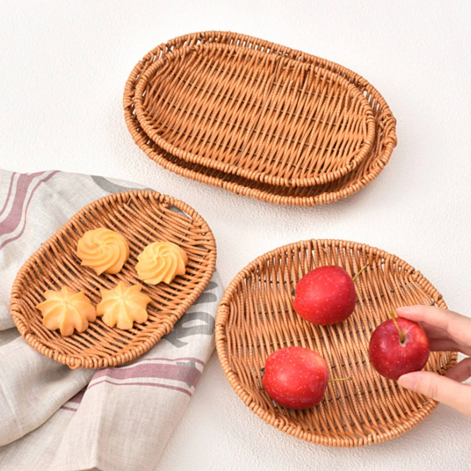 Woven Snack Basket Open Weave Plastic Rattan Basket Round Storage Bowl Low-Sided Serving Tray Metal Frame