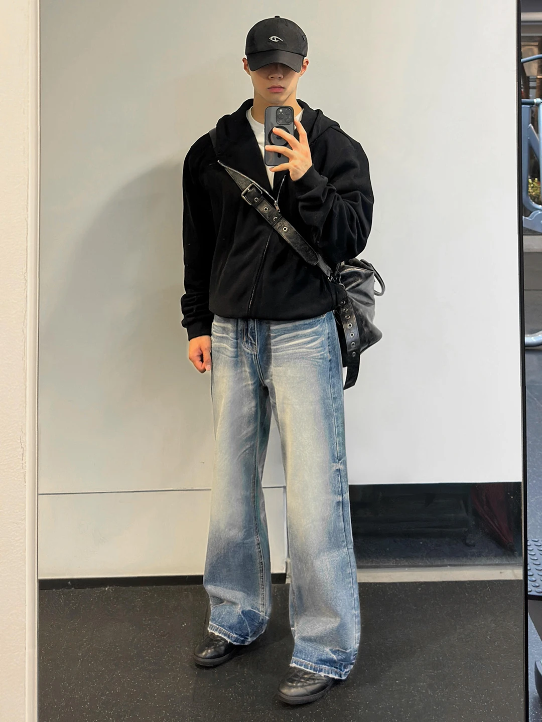 

Мужские джинсы American High Street Blue Cleanfit: слегка расклешенные, прямые, широкие, с эффектом драпировки, осенняя коллекция