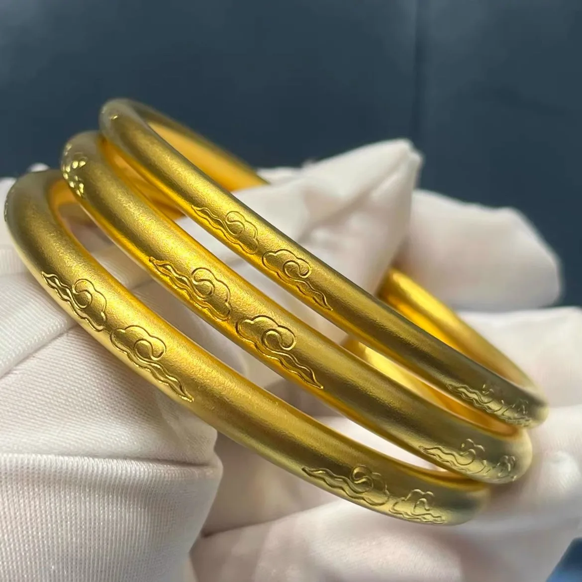 

Women's Auspicious Cloud Solid Bangle, 24K Gold, AU999 | Adjustable cloud tail clasp, versatile for comfortable all-day wear.
