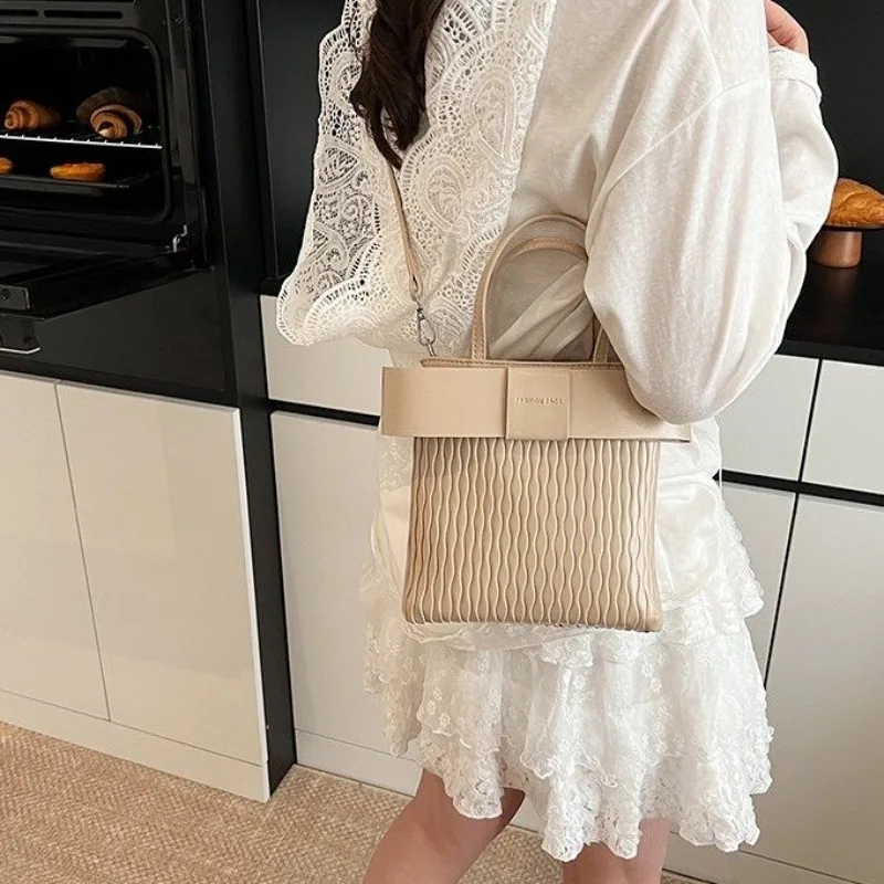 

Роскошная квадратная сумка Princess для женщин - вместительная, стильная, с уникальным дизайном, универсальна: можно носить как наплечную, подмышечную или ручную сумку.