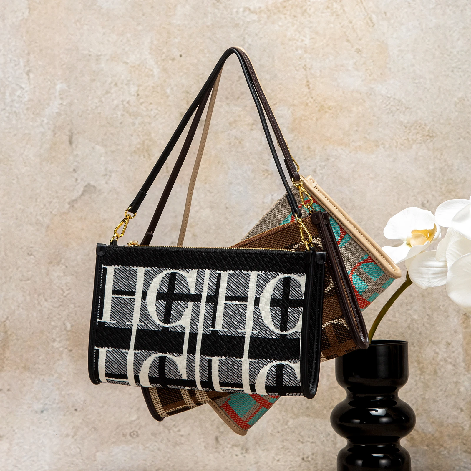 

Vintage Handbag with Letter Design Large Capacity Fashionable Retro Women's Tote Bag for Everyday Use