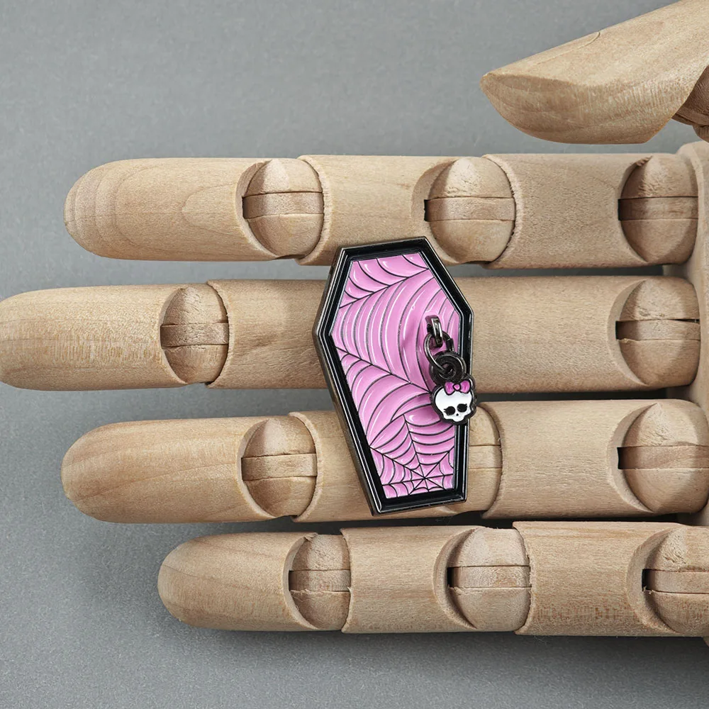 Goth Pink Sarg Spinnennetz Emaille-Pin Niedlicher Totenkopf Schleife Metallbrosche Punk-Abzeichen Taschen- und Kleidungsschmuck Geschenk für Frauen und Freundinnen – Detail 4