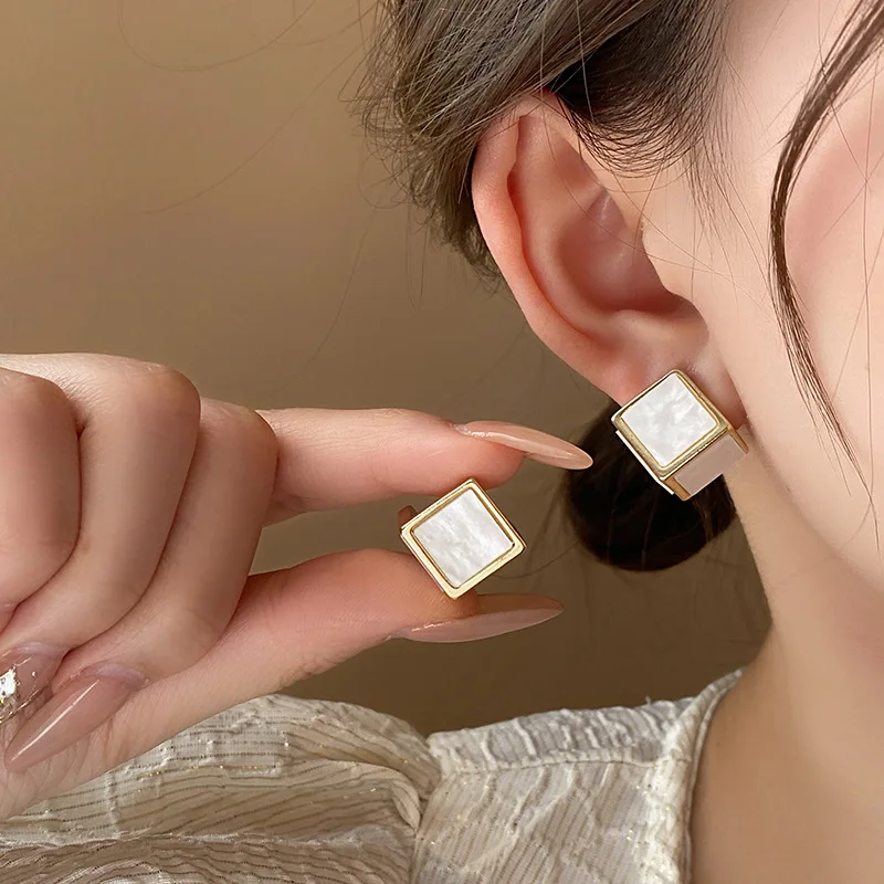 DREJEW Retro Black and White Stereo Square Earrings for Women New Geometric Stud Earring Fashion Party Girl Jewelry