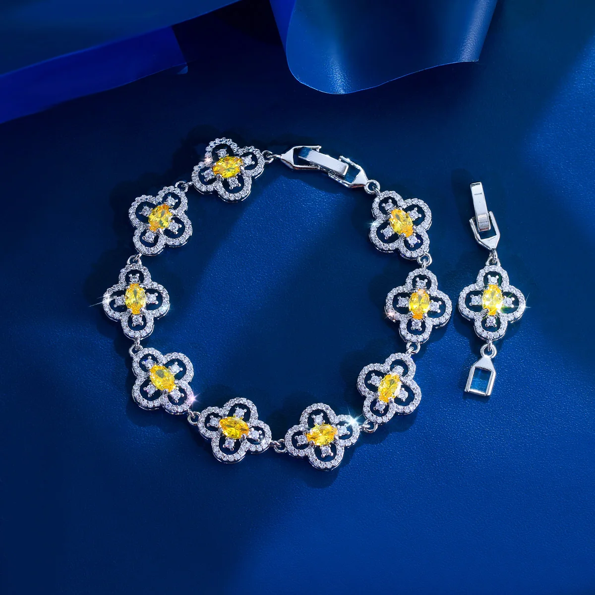 CWWZircons Luxuriöses Gelb-Rosa-Weiß-Blau CZ Großes Vierblättriges Blumen-Tennisarmband für Damen Hochzeit Party Schmuck Großhandel S0282 – Detail 7