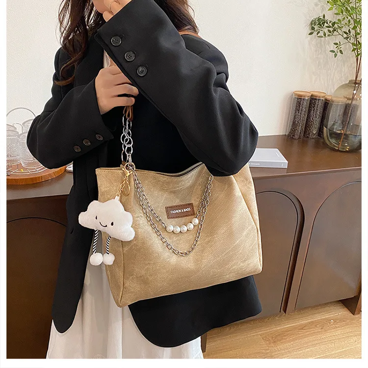 Damen Tie-Dye Denim Schultertasche mit Wolkenanhänger und Perlenkette – Lässige Alltags- und Schultasche für Damen – Detail 13
