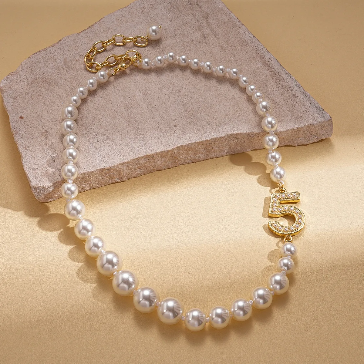 

Women's Elegant Imitation Pearl Neckace With Sparkling NO.5 Pendant Chic Simple Style Baroque Necklace Jewelry Wedding