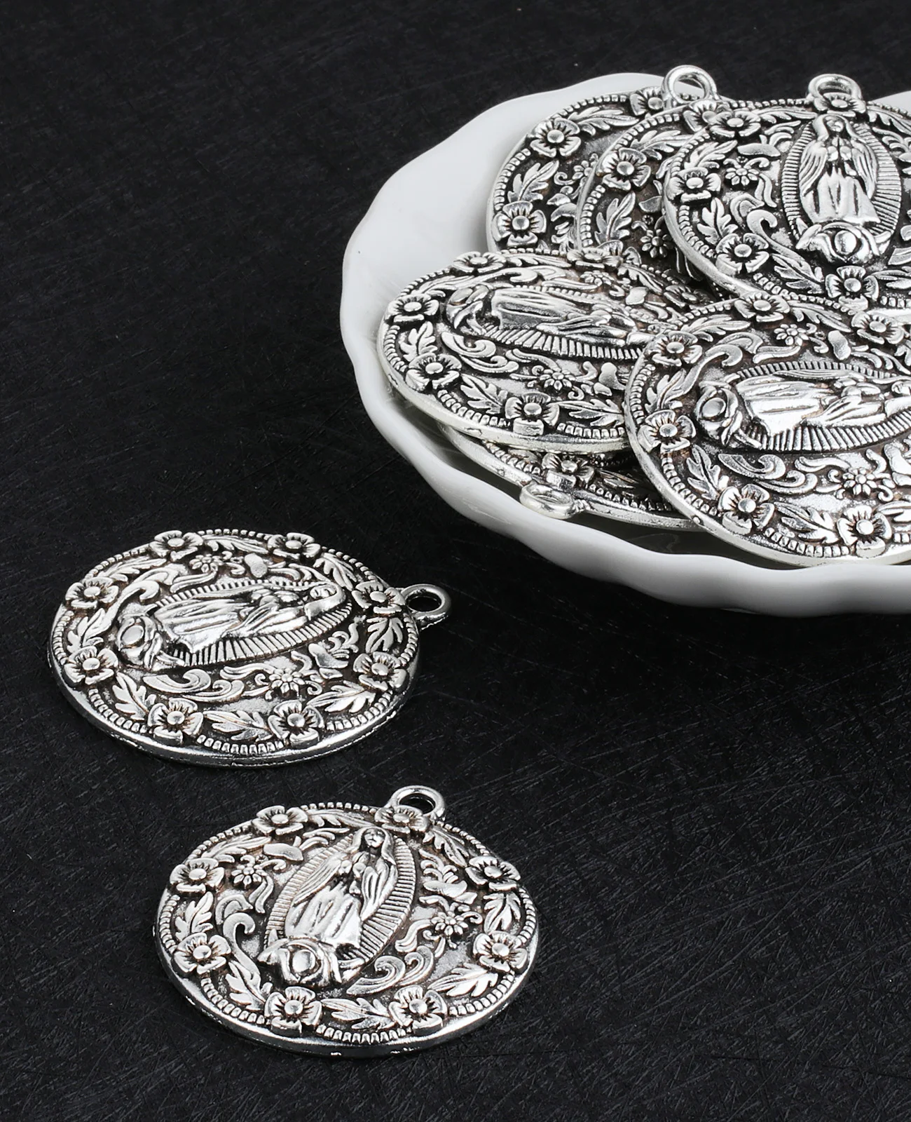 5Pcs Catholic Virgin Mary Round Medal Carved Our Lady of Guadalupe Floral Pendant for DIY Necklace Jewelry Accessories