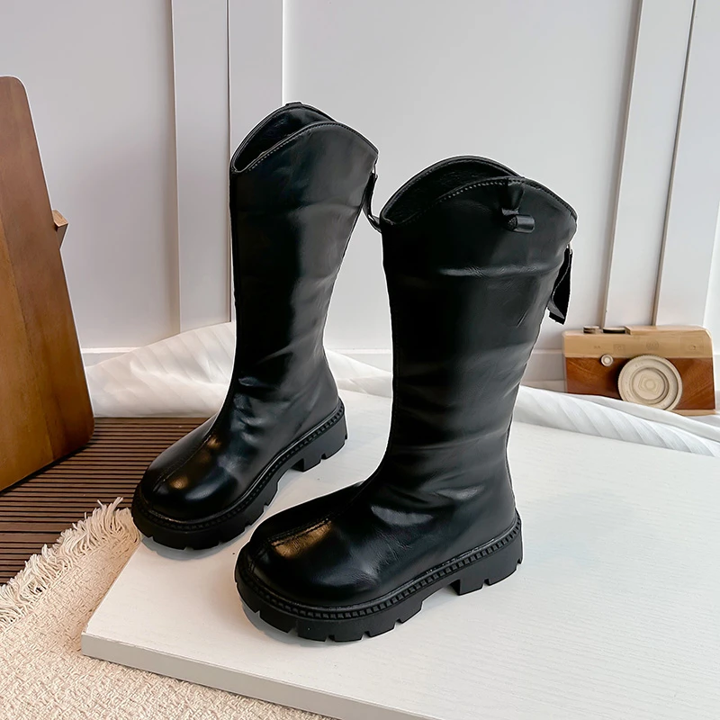 Knielange Stiefel für Kleinkinder und kleine Mädchen, aus Kunstleder, mit V-förmigem Ausschnitt, Reißverschluss auf der Rückseite und klobiger Sohle, ideal für Herbst und Winter, für den täglichen, lässigen Gebrauch. – Detail 7