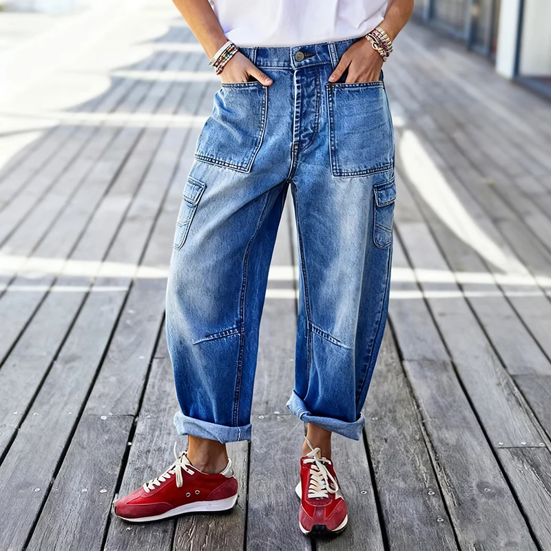 

Women's big-pocket jeans, distressed, vintage, fashionable, loose-fitting, slimming, wide-leg, dad jeans.