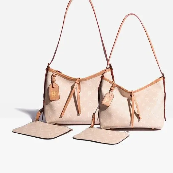 

Модная текстурированная сумка-тоут с логотипом в виде буквы, стильная и практичная, также служит уникальной сумкой для подгузников для женщин.