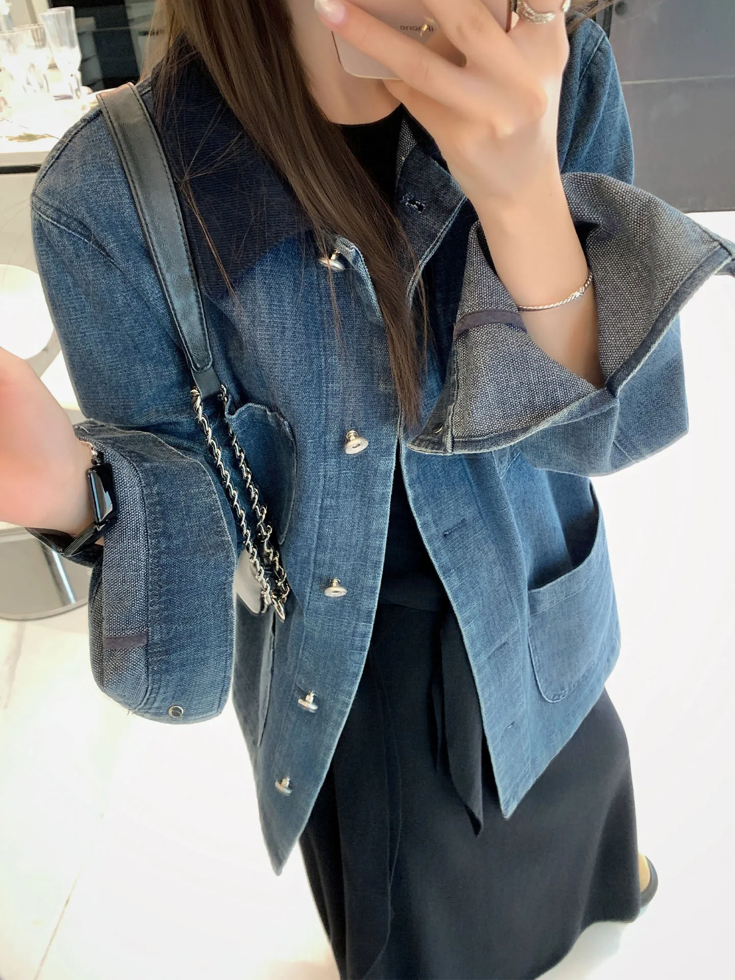 

Женская джинсовая куртка в стиле ретро с пэчворком, воротником и длинными рукавами, средней длины, из смесового хлопка и полиэстера