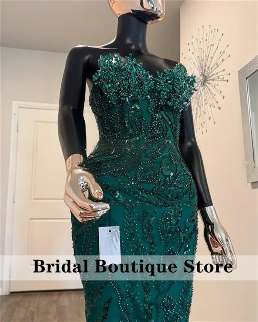فساتين لحضور الحفلات الموسيقية الطويلة بدون حمالات باللون الأخضر الزمردي فتاة سوداء خرز كريستال 2025 فستان سهرة فاخر لأعياد الميلاد مخصص