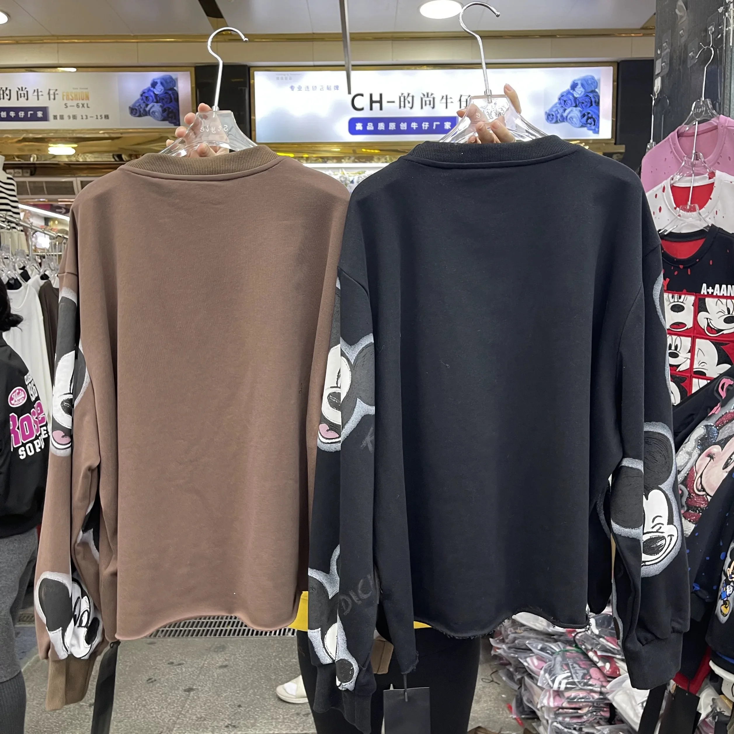 T-shirt con felpa girocollo allentata con stampa di cartoni animati di Topolino ricamato per l'industria pesante del marchio di moda europeo e americano