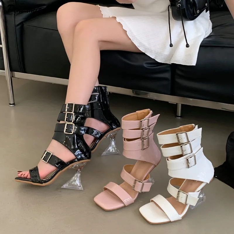 

Модные женские сандалии-гладиаторы из лакированной кожи с пряжкой и ремешком, летние ботинки на высоком каблуке с прозрачными кристаллами и квадратным носком, обувь для вечеринок