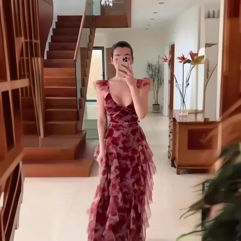 ชุดเดรสยาวชีฟองลายดอกไม้ คอลเลคชั่นฤดูร้อน 2025 สำหรับผู้หญิง ดีไซน์เซ็กซี่ คอวี โชว์หลัง ผ่าข้าง สไตล์ดารา เหมาะสำหรับใส่ไปเที่ยวทะเล