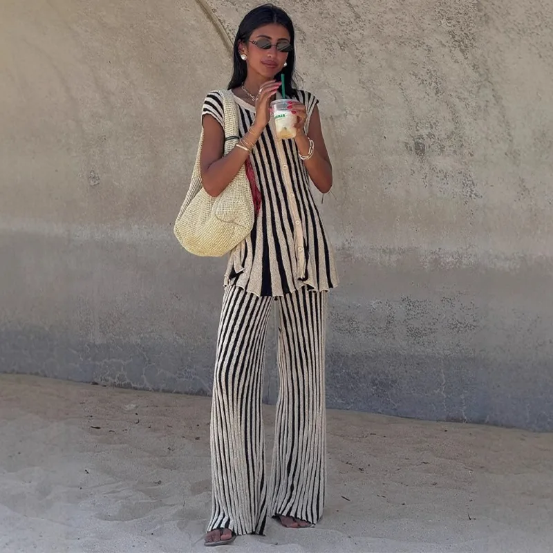 

Fashionable and elegant sleeveless striped printed top and pants set for summer 2025