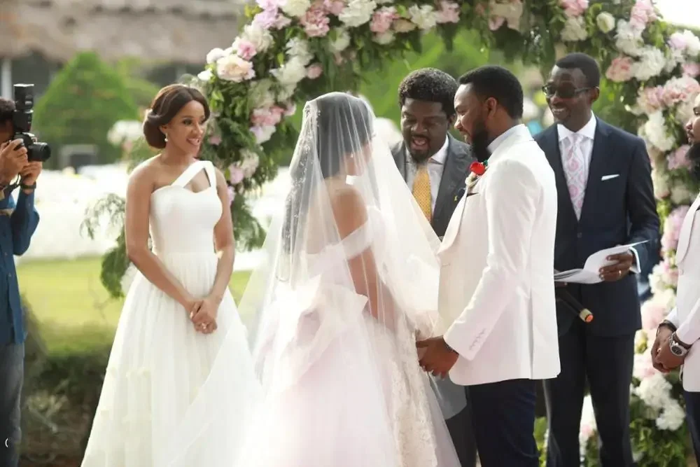 Maßgeschneiderte Schatz-Spitze-Applikationen A-Linie Brautkleid Sweep Zug aus der Schulter Garten Vestido De Noiva Brautkleider