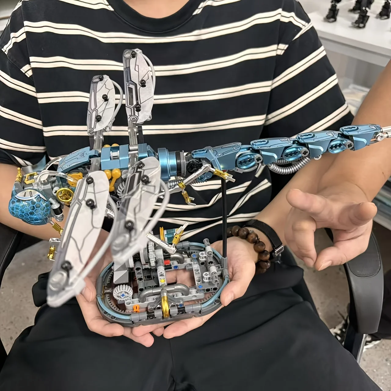 

Technology Series Dragonfly Building Block Models, High-Precision Models, Complex Designs, Precise Parts, Stable Structure, Assembly Kits, a Great Choice for Adult Enthusiasts and Collectors, Suitable for Multiple Occasions Such as Halloween, Christmas, V