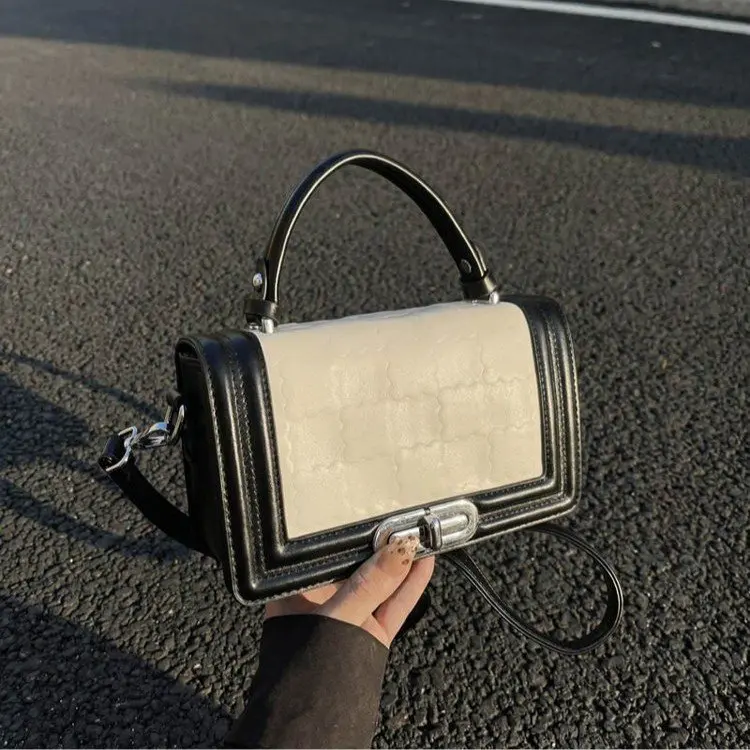 

Новая модная портативная маленькая квадратная сумка 2026 года, текстурированная маленькая сумка, популярная женская простая универсальная сумка через плечо/кроссбоди