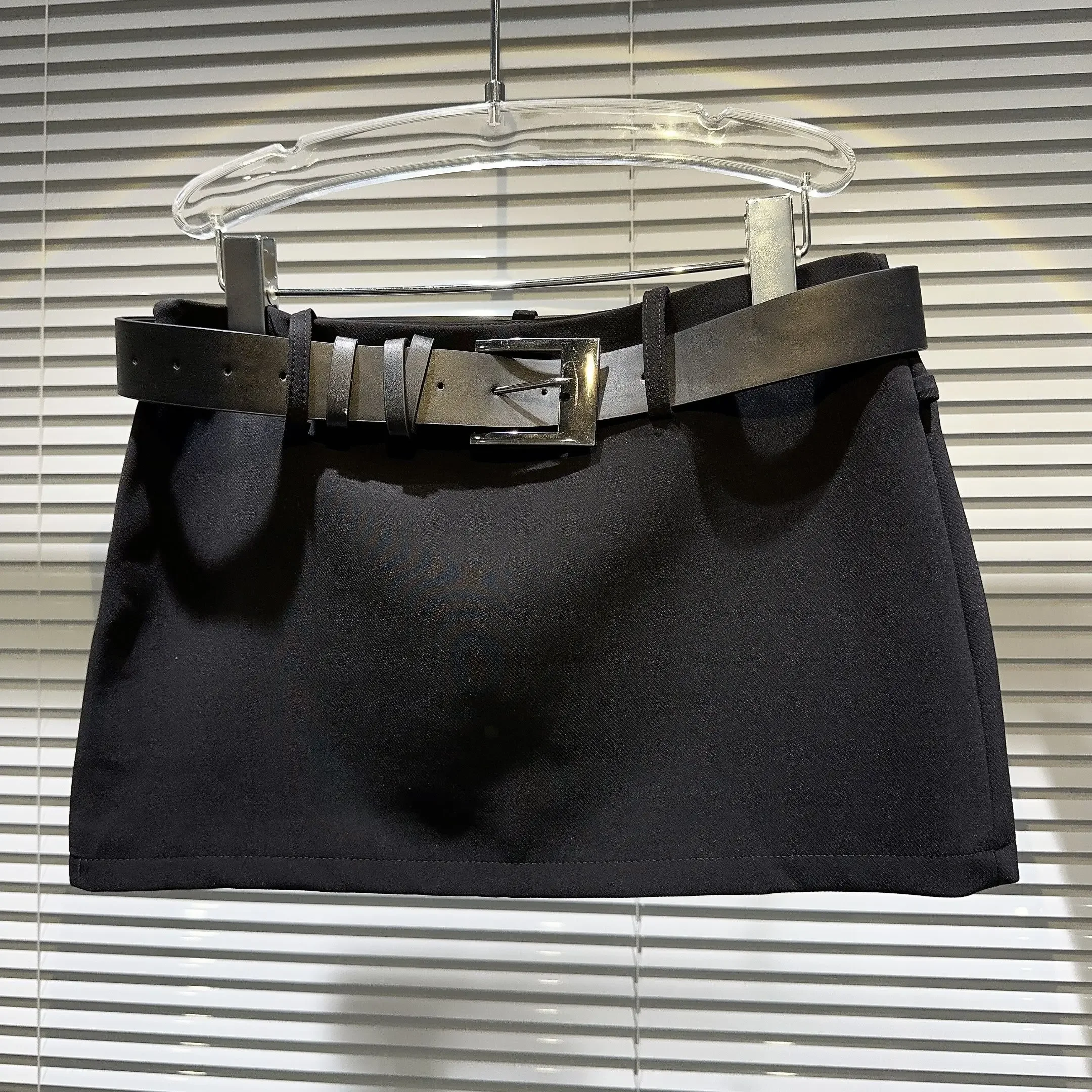2024 Autumn Winter New Niche Metal Wide Belt Dark Black Skirt Women Streetwear Hot Girls Hip Mini Skirt Short Skirts Nightclub