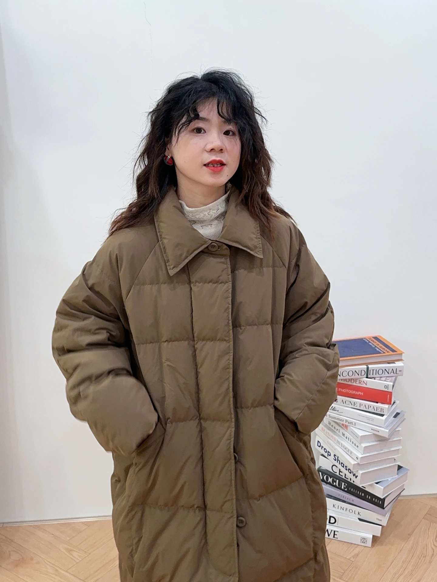 

Корейское пуховое пальто свободного кроя средней длины для женщин, теплое, с отложным воротником, с принтом «Скорпион в бутылке с водой», верхняя одежда