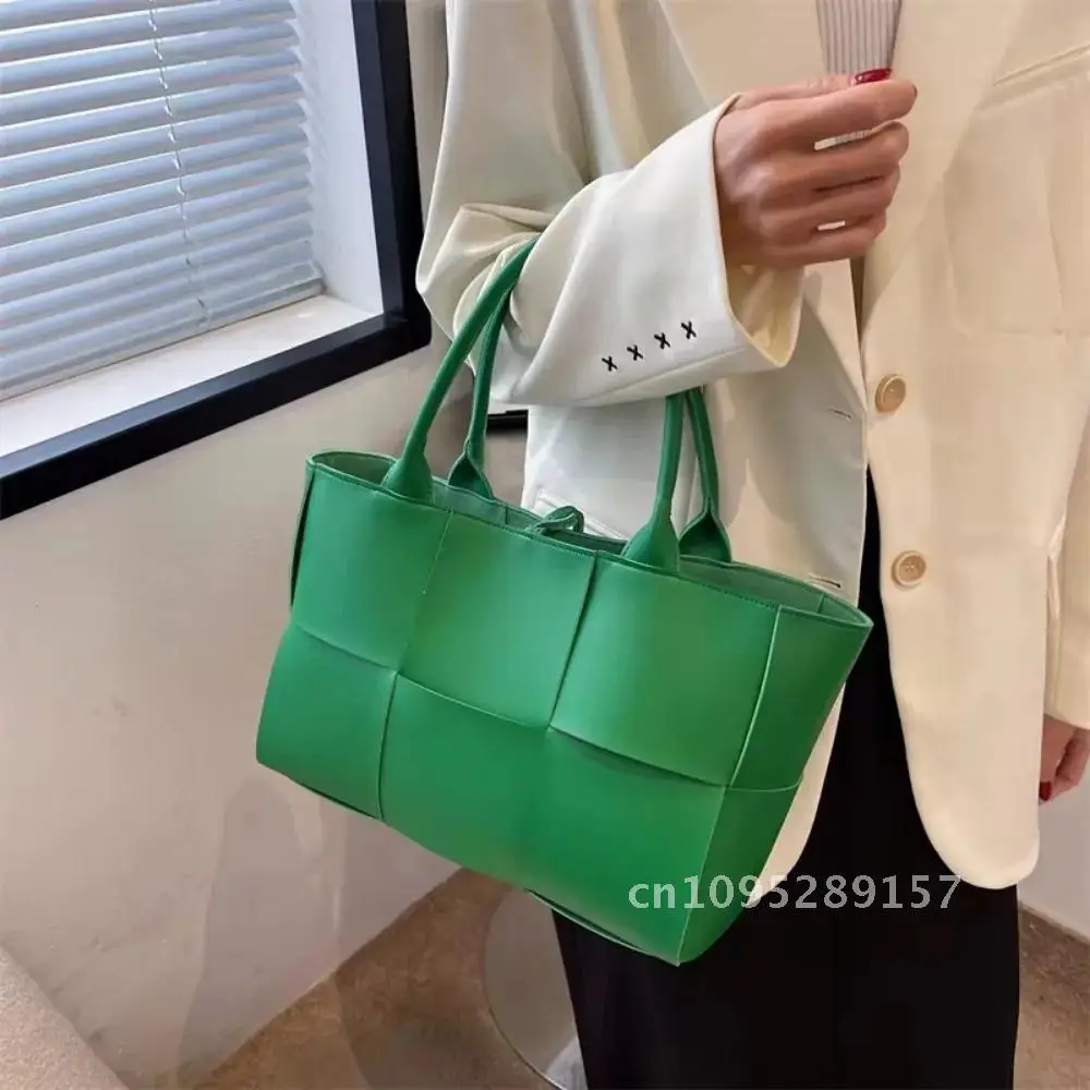 حقائب يد ذات سعة كبيرة للنساء 2022 حقائب جلدية منسوجة على الموضة حقيبة كتف صلبة مصمم حقائب منقوشة برباط ملون PU